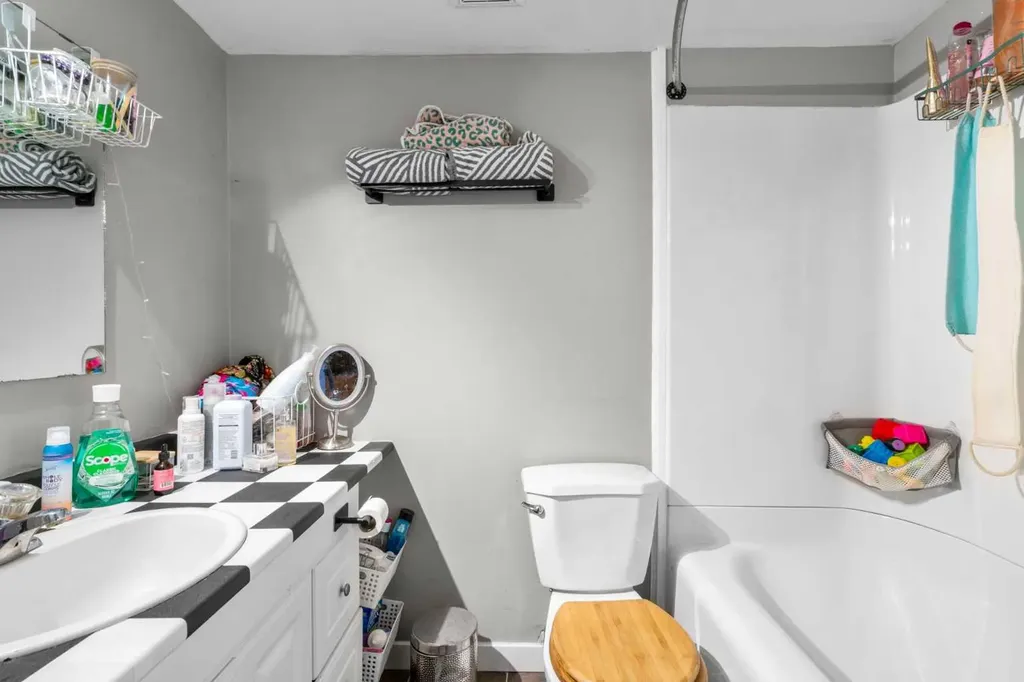 2737 78 Avenue SE Calgary AB T2C 1E8