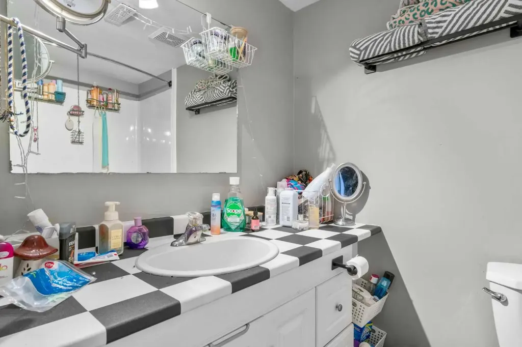 2737 78 Avenue SE Calgary AB T2C 1E8