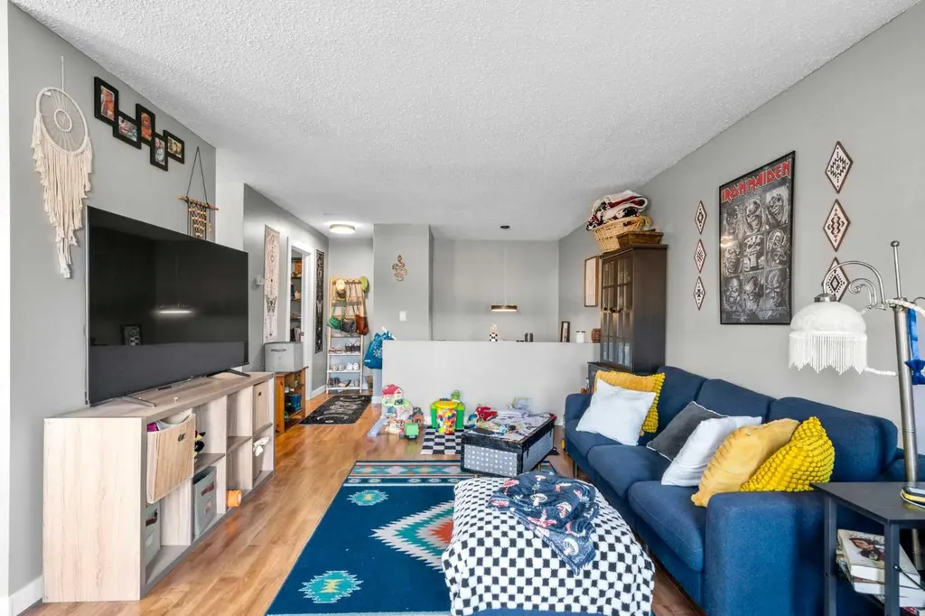 2737 78 Avenue SE Calgary AB T2C 1E8