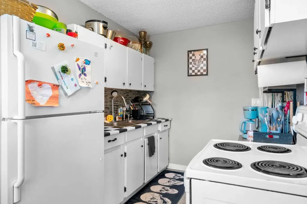 2737 78 Avenue SE Calgary AB T2C 1E8