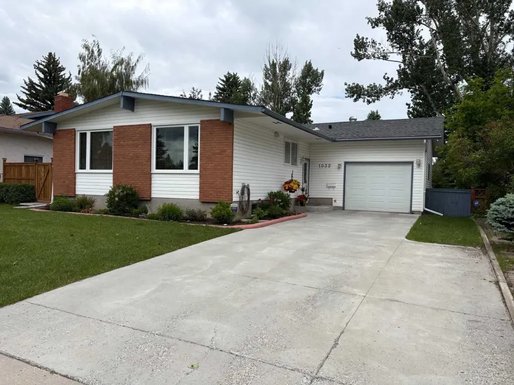 1032 Cantabrian Drive SW Calgary AB T2W 1L7