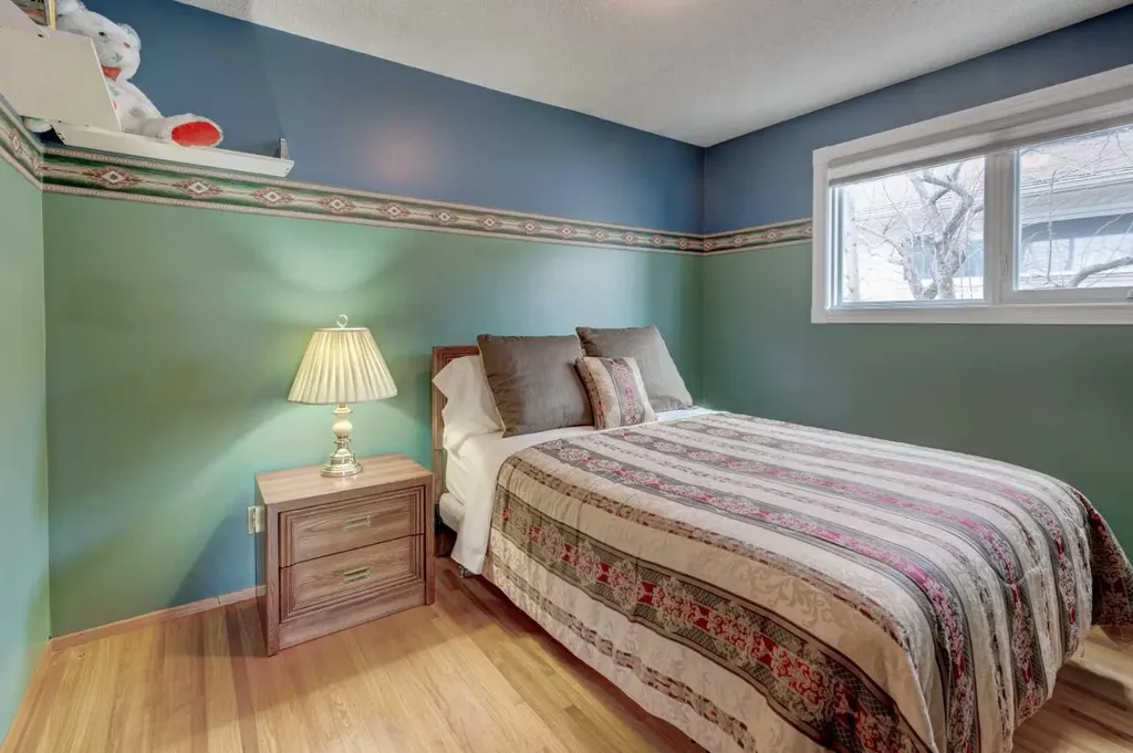 1032 Cantabrian Drive SW Calgary AB T2W 1L7