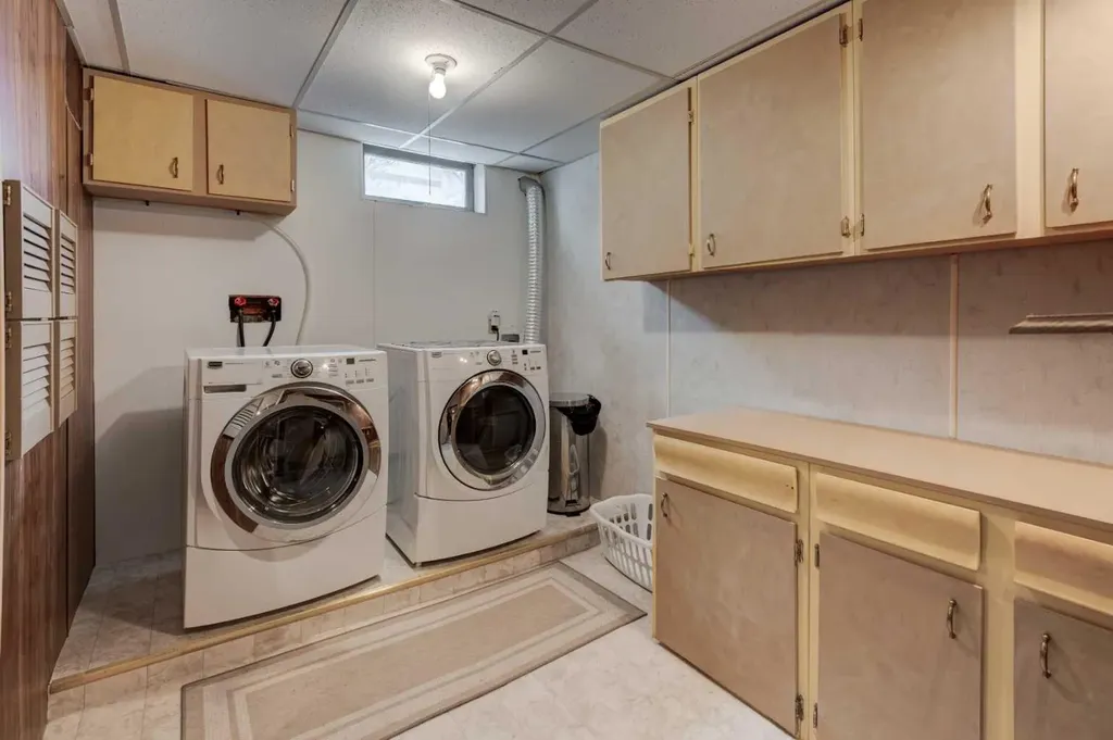 1032 Cantabrian Drive SW Calgary AB T2W 1L7