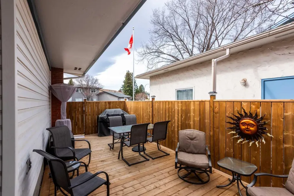 1032 Cantabrian Drive SW Calgary AB T2W 1L7