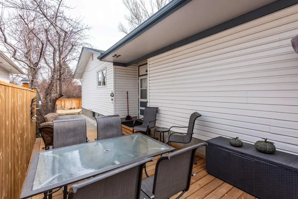 1032 Cantabrian Drive SW Calgary AB T2W 1L7