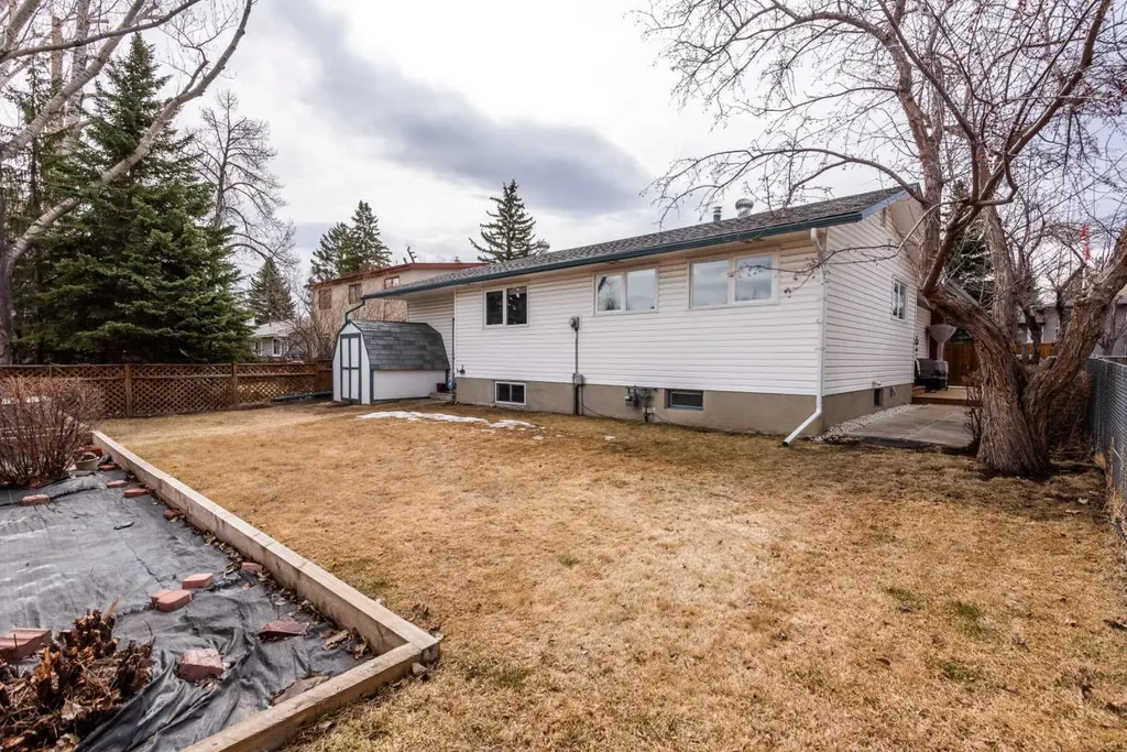 1032 Cantabrian Drive SW Calgary AB T2W 1L7
