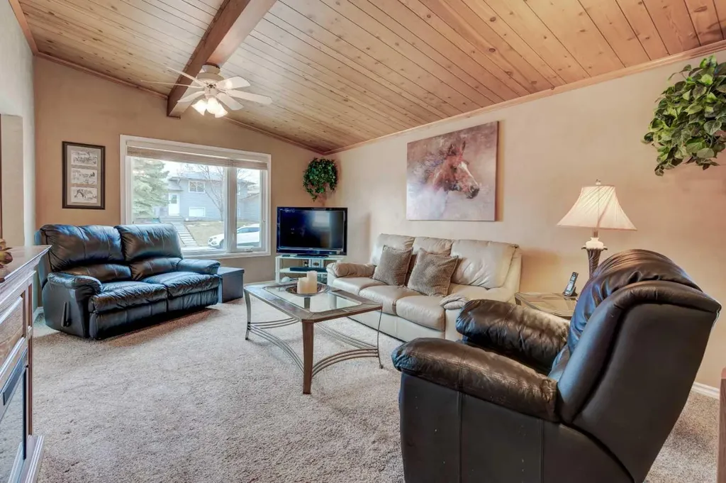1032 Cantabrian Drive SW Calgary AB T2W 1L7