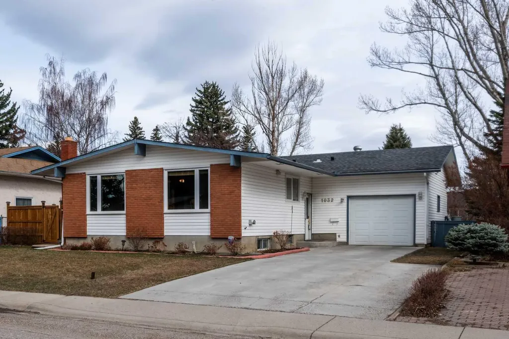 1032 Cantabrian Drive SW Calgary AB T2W 1L7