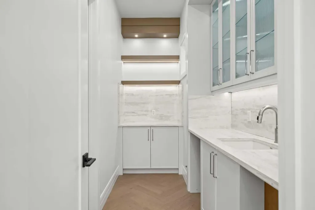 2407 4 Avenue NW Calgary AB T2N 0P3