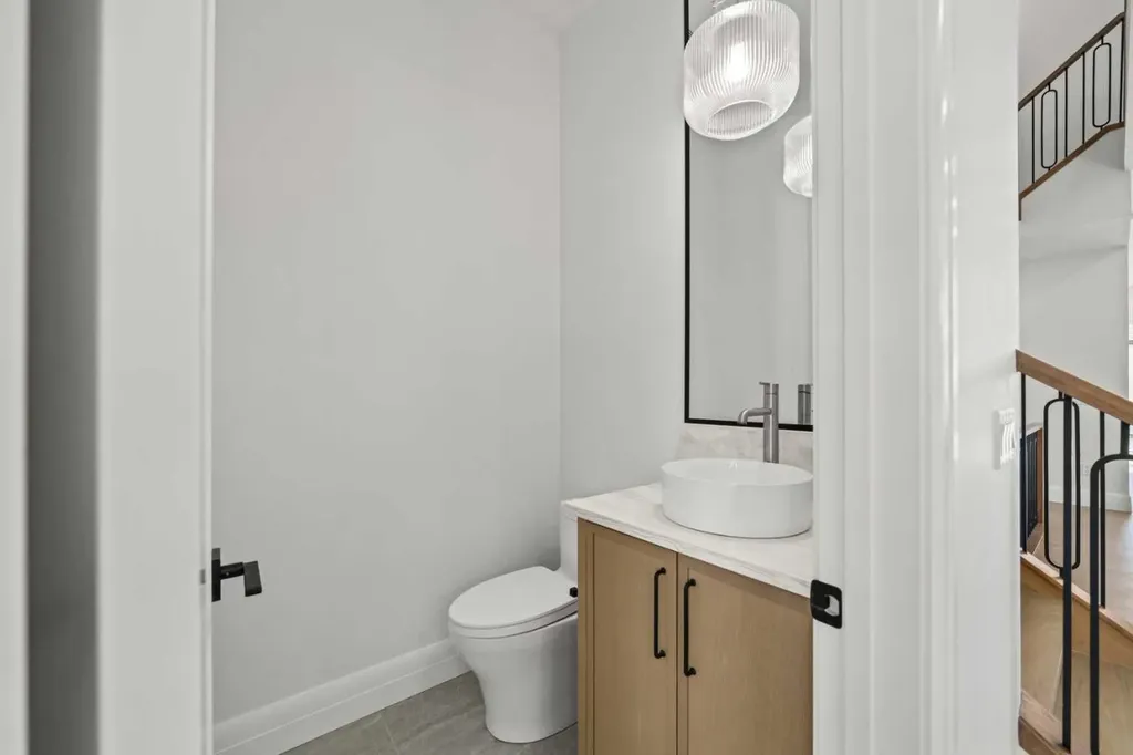 2407 4 Avenue NW Calgary AB T2N 0P3