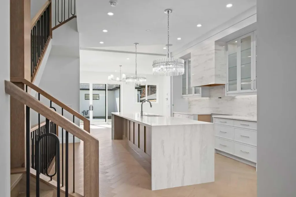 2407 4 Avenue NW Calgary AB T2N 0P3