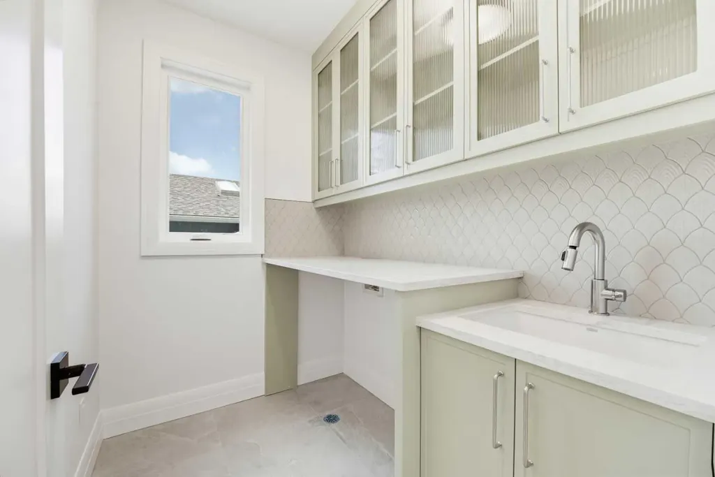2407 4 Avenue NW Calgary AB T2N 0P3