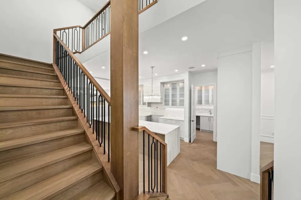 2407 4 Avenue NW Calgary AB T2N 0P3