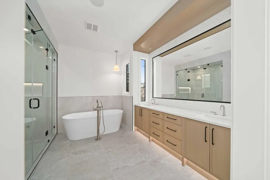 2407 4 Avenue NW Calgary AB T2N 0P3