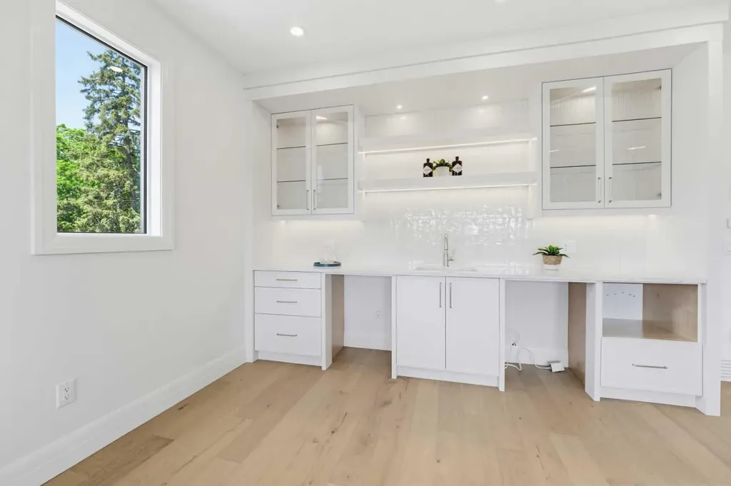 2407 4 Avenue NW Calgary AB T2N 0P3