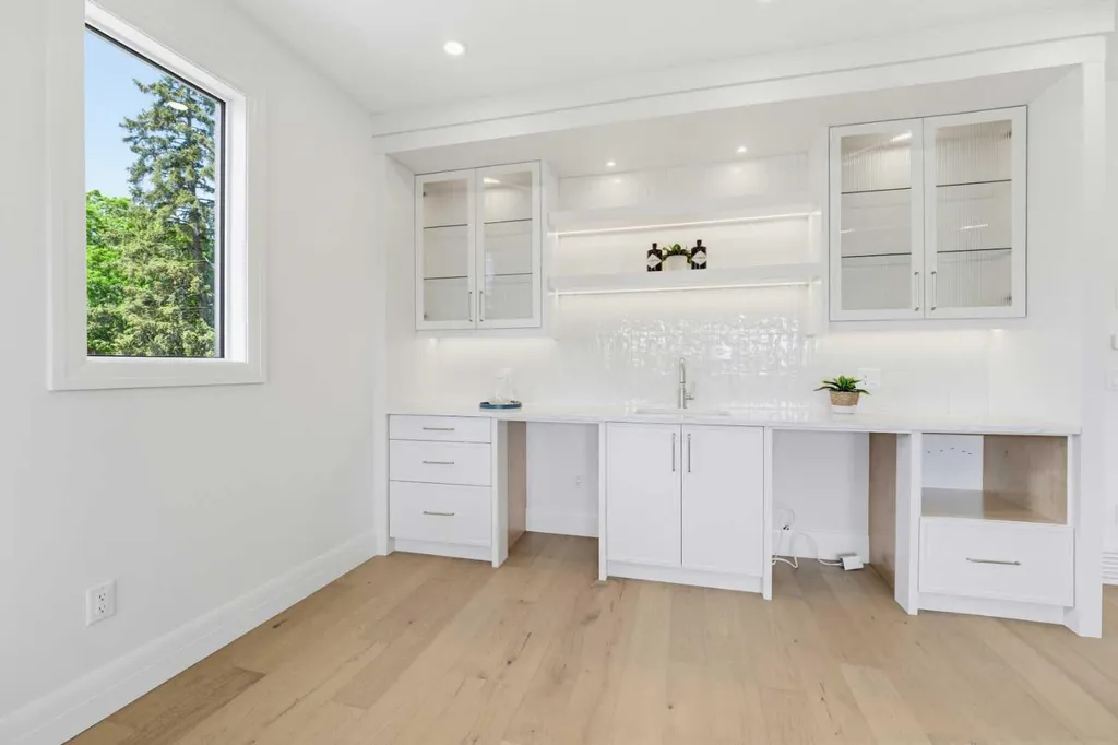 2407 4 Avenue NW Calgary AB T2N 0P3