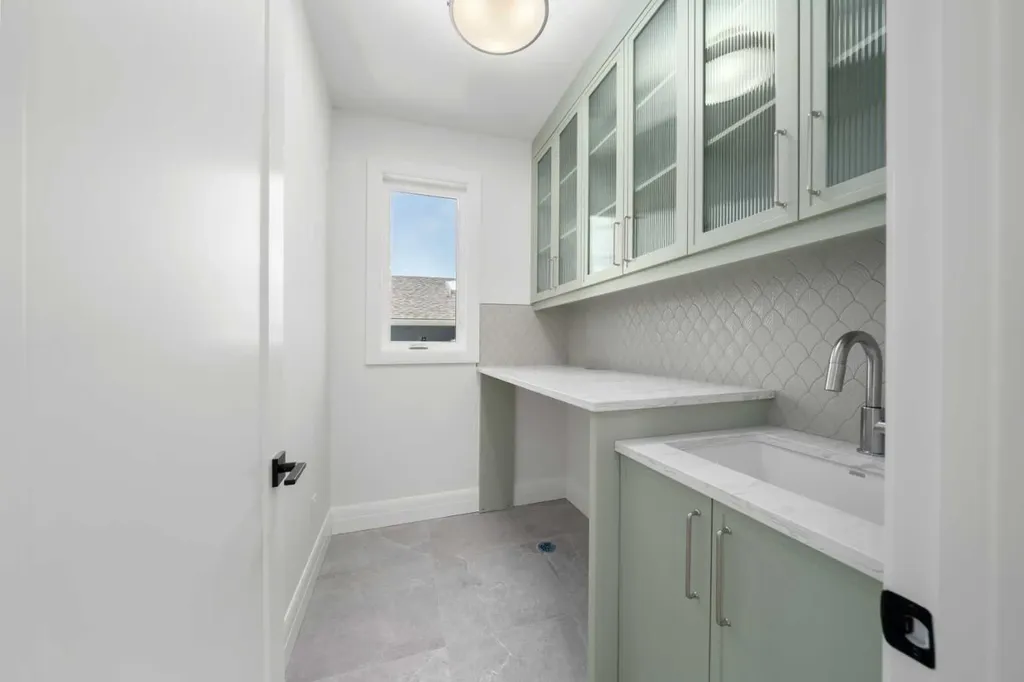 2407 4 Avenue NW Calgary AB T2N 0P3