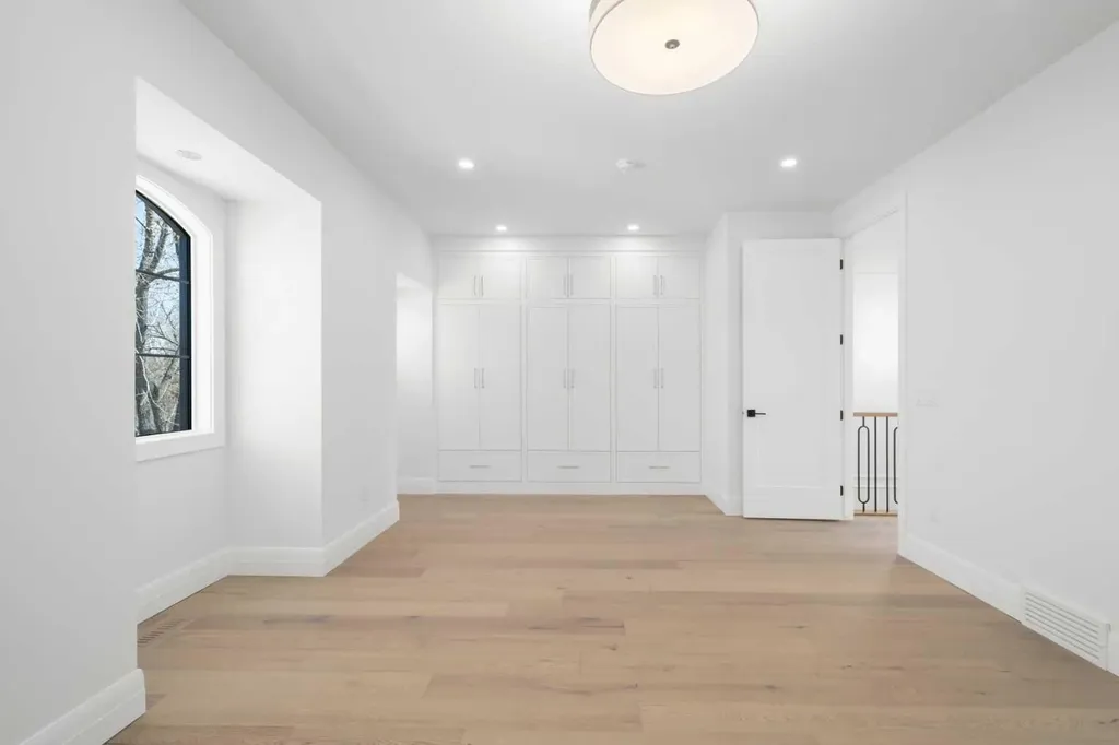 2407 4 Avenue NW Calgary AB T2N 0P3