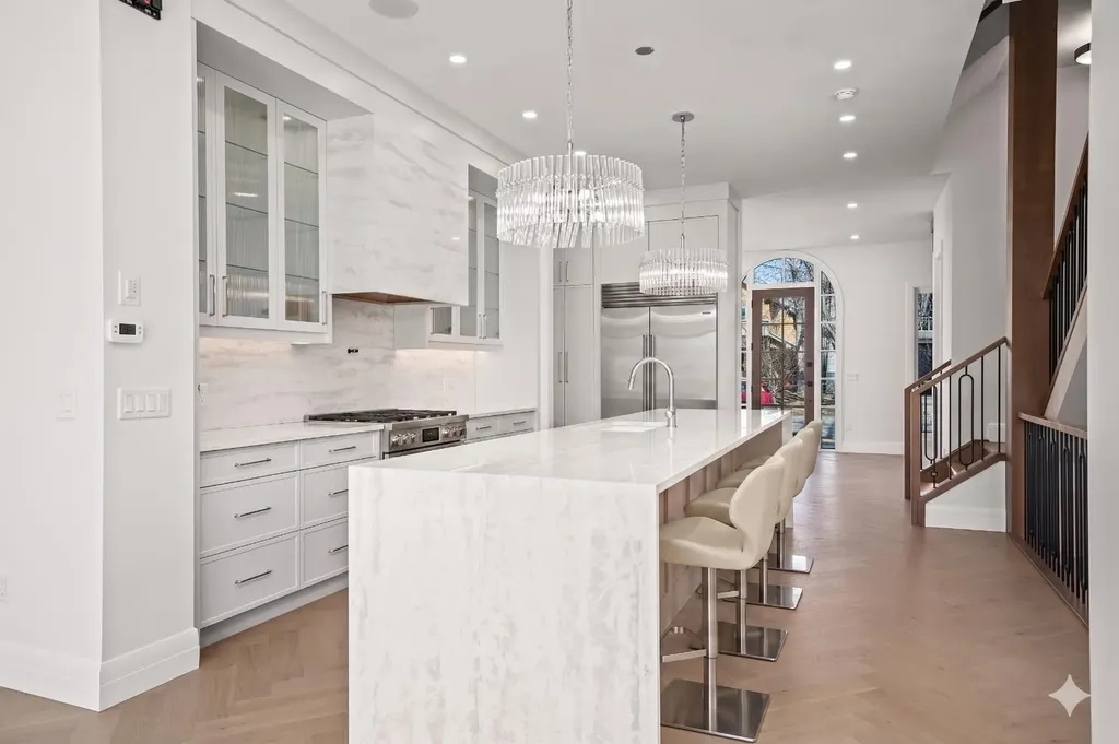 2407 4 Avenue NW Calgary AB T2N 0P3