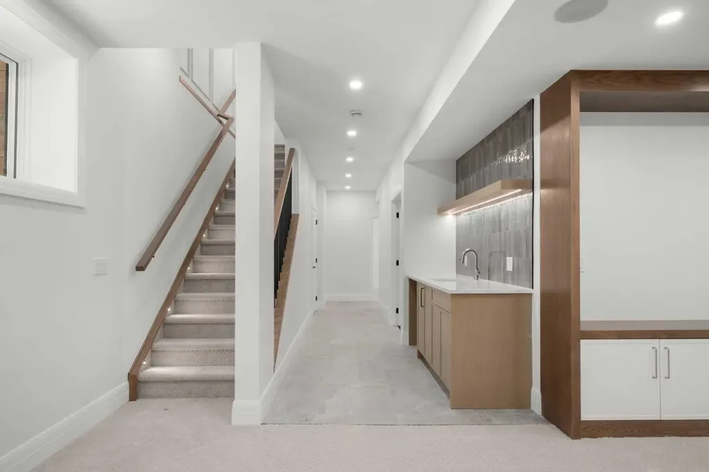 2407 4 Avenue NW Calgary AB T2N 0P3