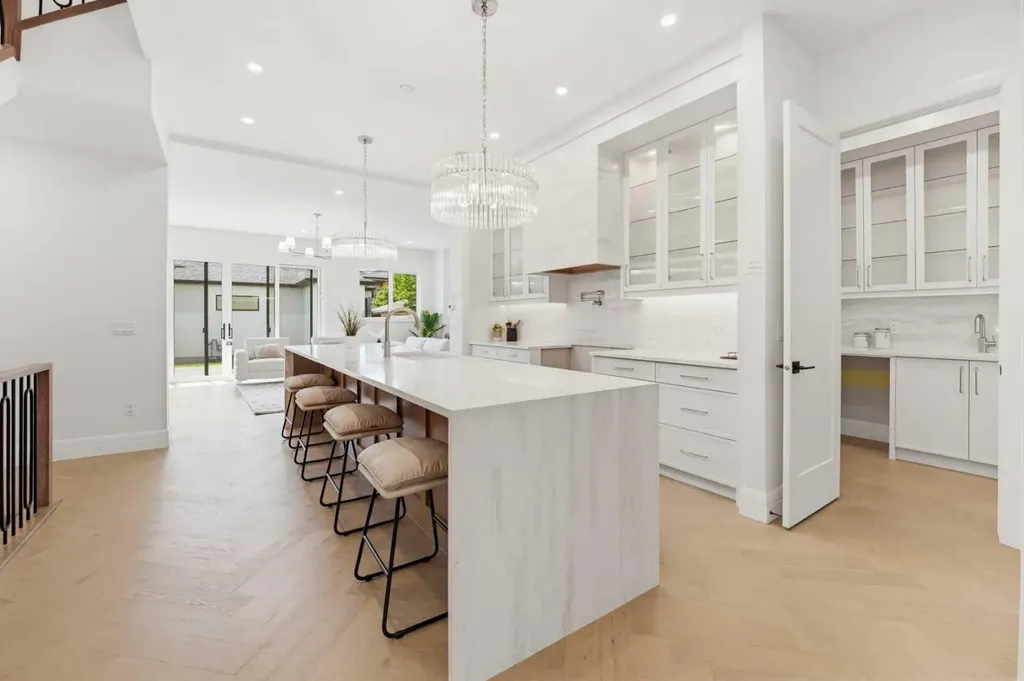 2407 4 Avenue NW Calgary AB T2N 0P3