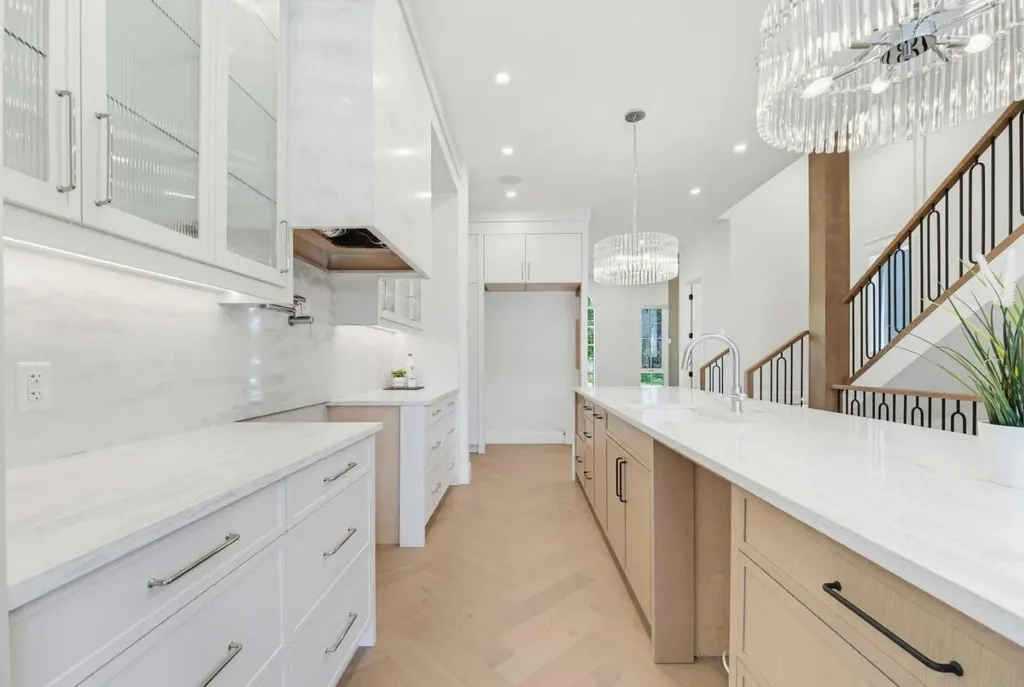 2407 4 Avenue NW Calgary AB T2N 0P3