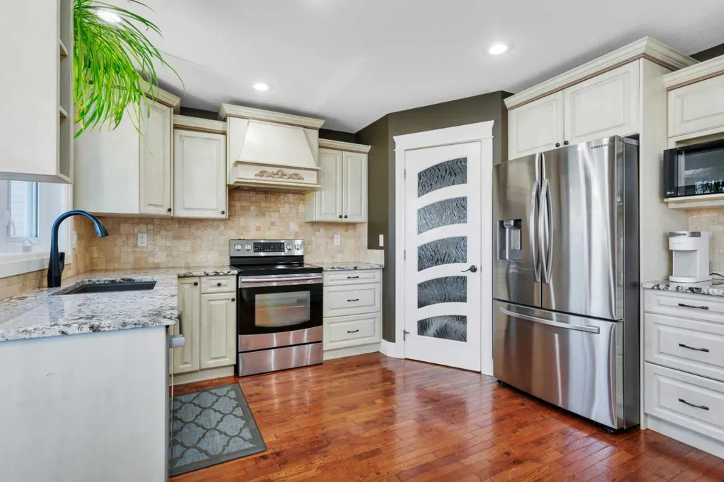 17 Coachill Street Blackfalds AB T4M 0A9