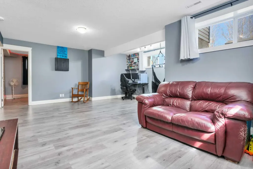 17 Coachill Street Blackfalds AB T4M 0A9