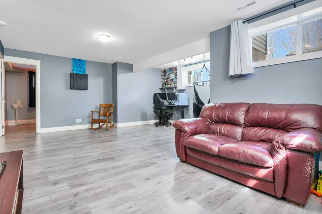 17 Coachill Street Blackfalds AB T4M 0A9