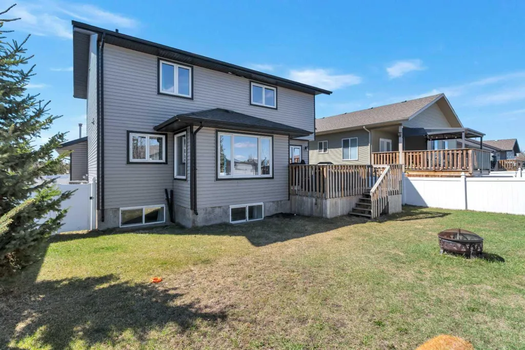 17 Coachill Street Blackfalds AB T4M 0A9