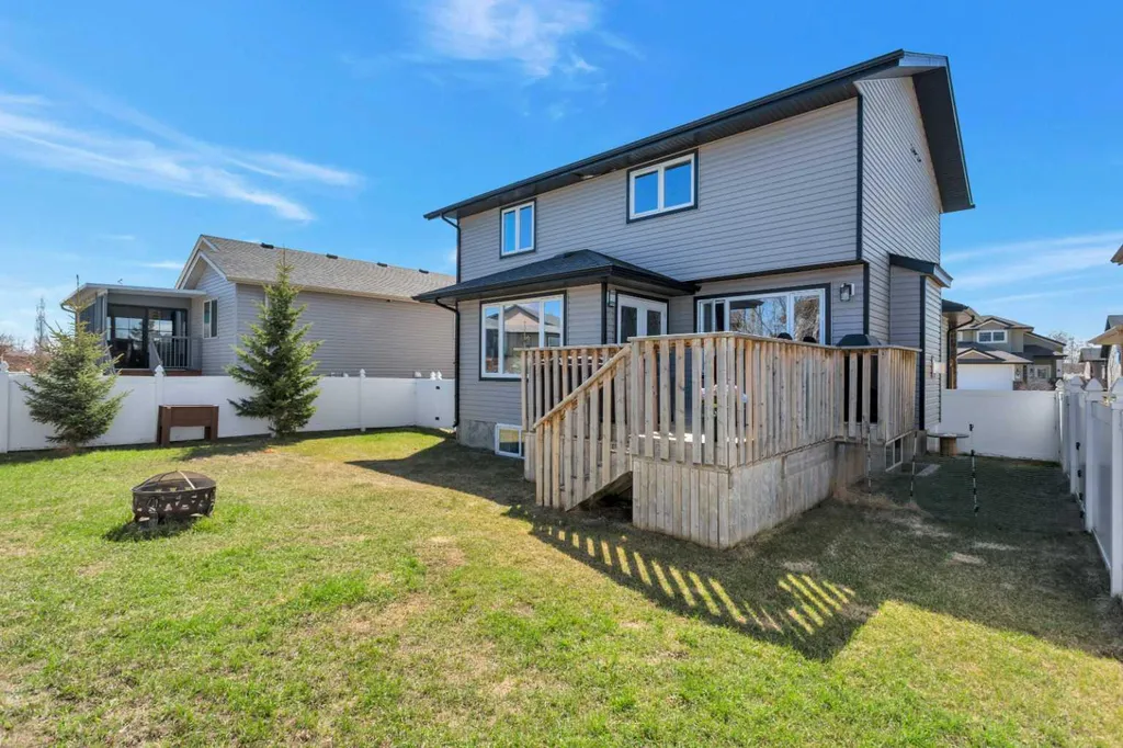 17 Coachill Street Blackfalds AB T4M 0A9