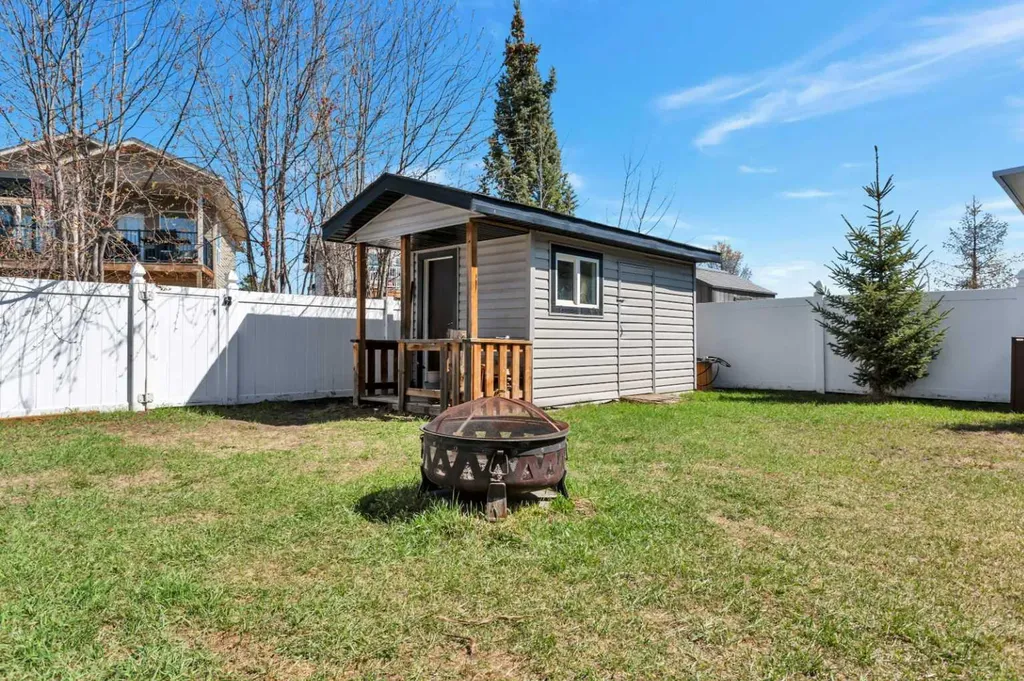 17 Coachill Street Blackfalds AB T4M 0A9