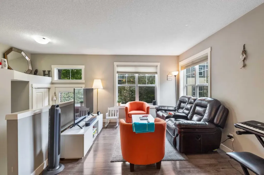 319 Mckenzie Towne Square SE Calgary AB T2Z 1E3