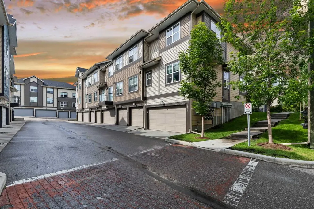 319 Mckenzie Towne Square SE Calgary AB T2Z 1E3