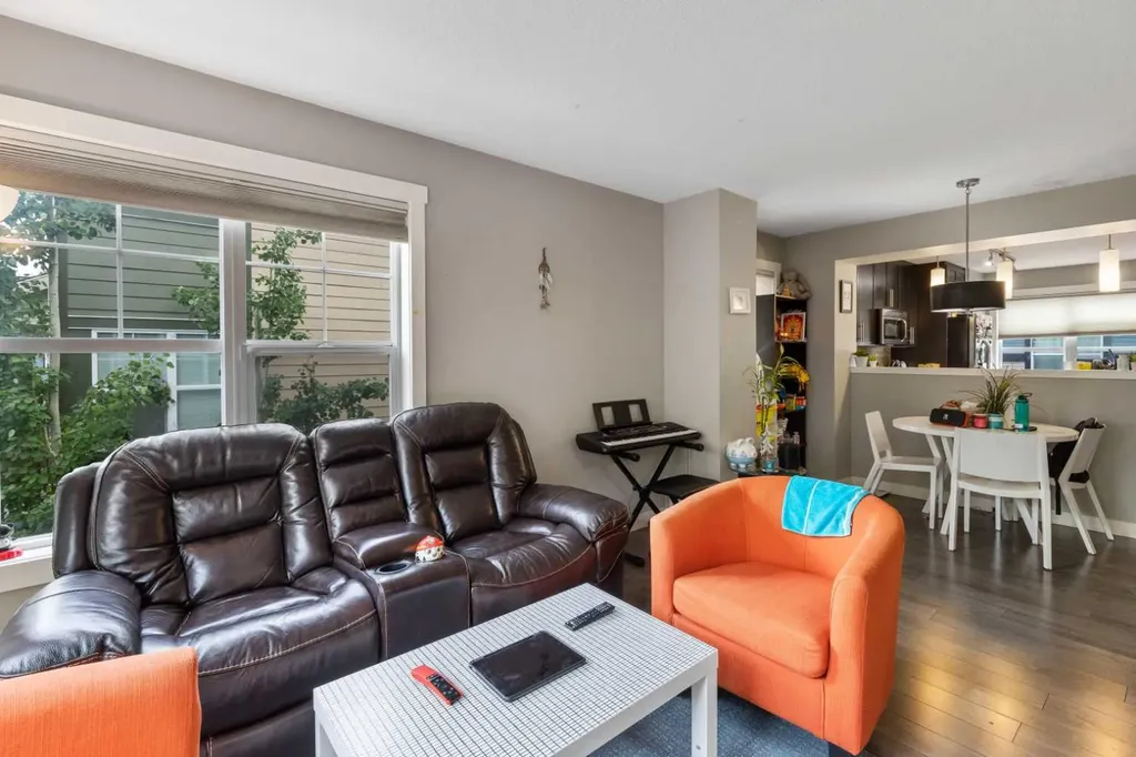 319 Mckenzie Towne Square SE Calgary AB T2Z 1E3