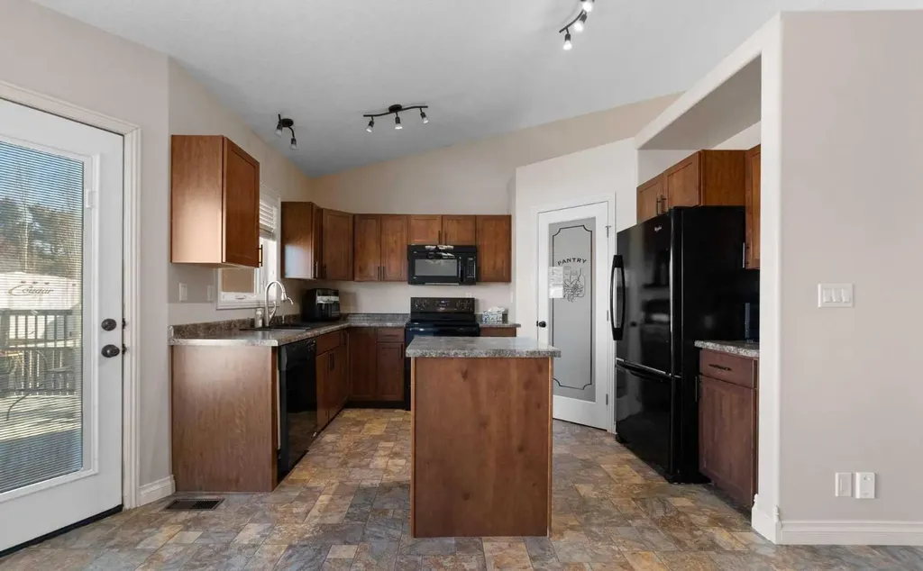 5615 45 Avenue W Forestburg AB T0B 1N0