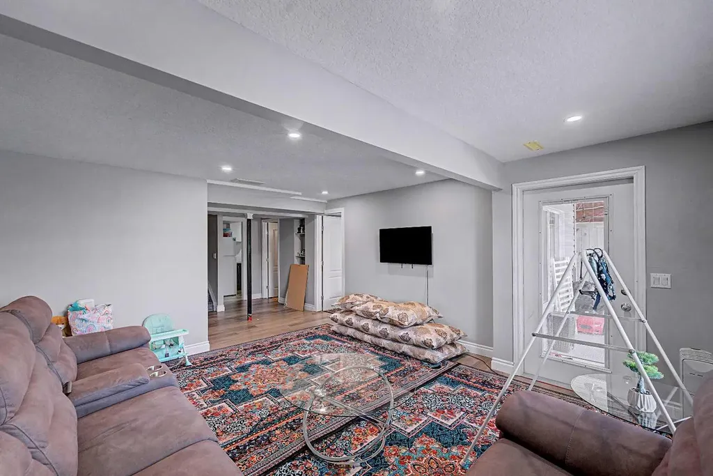 644 Luxstone Landing SW Airdrie AB T4B 3L2