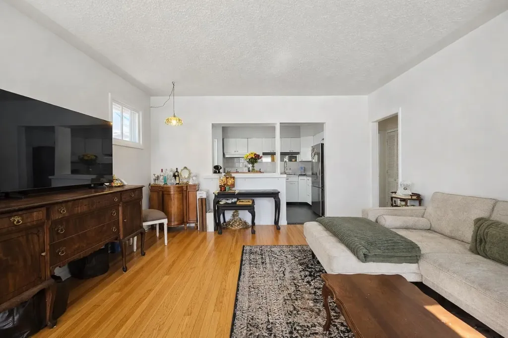 714 17 Avenue NW Calgary AB T2M 0N7
