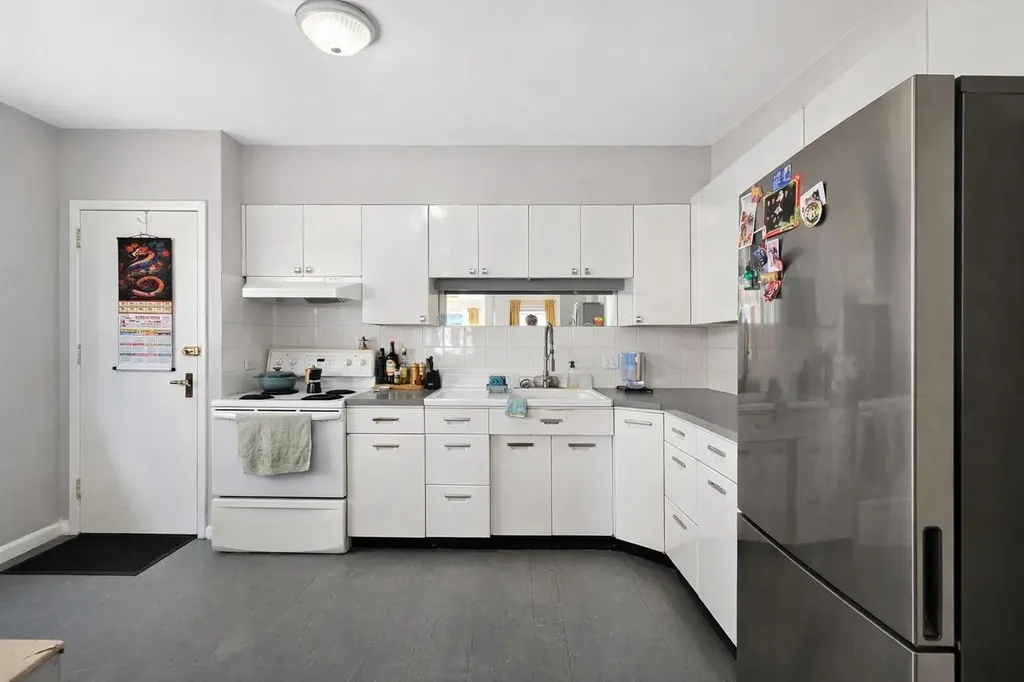 714 17 Avenue NW Calgary AB T2M 0N7