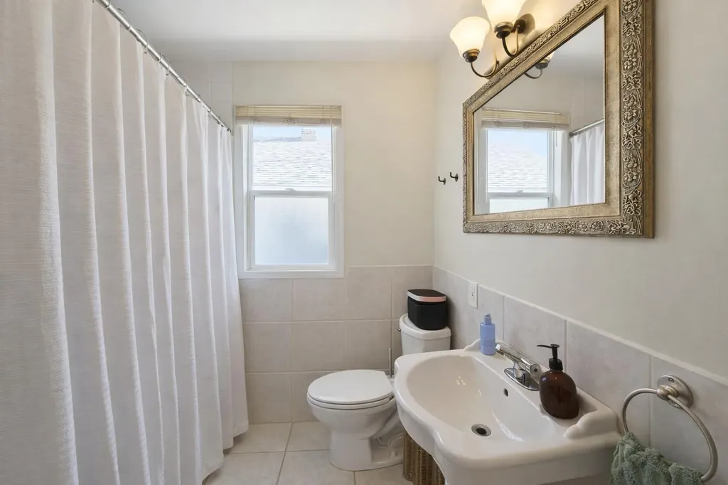 714 17 Avenue NW Calgary AB T2M 0N7
