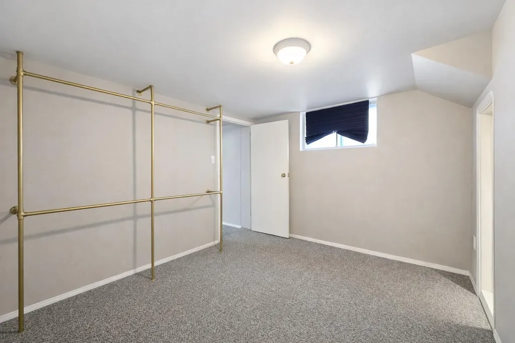 714 17 Avenue NW Calgary AB T2M 0N7