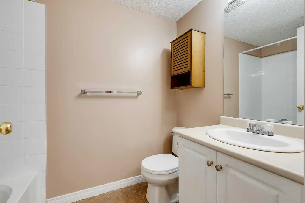 1717 60 Street SE Calgary AB T2A 7Y7
