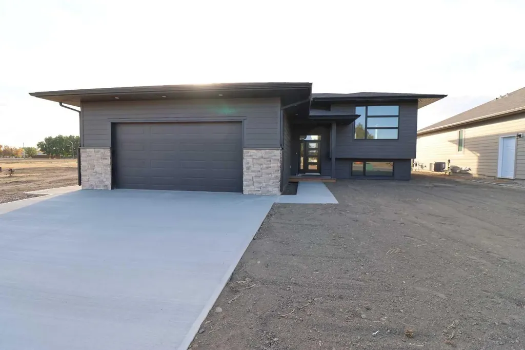 Vauxhall AB, 531 4 Street