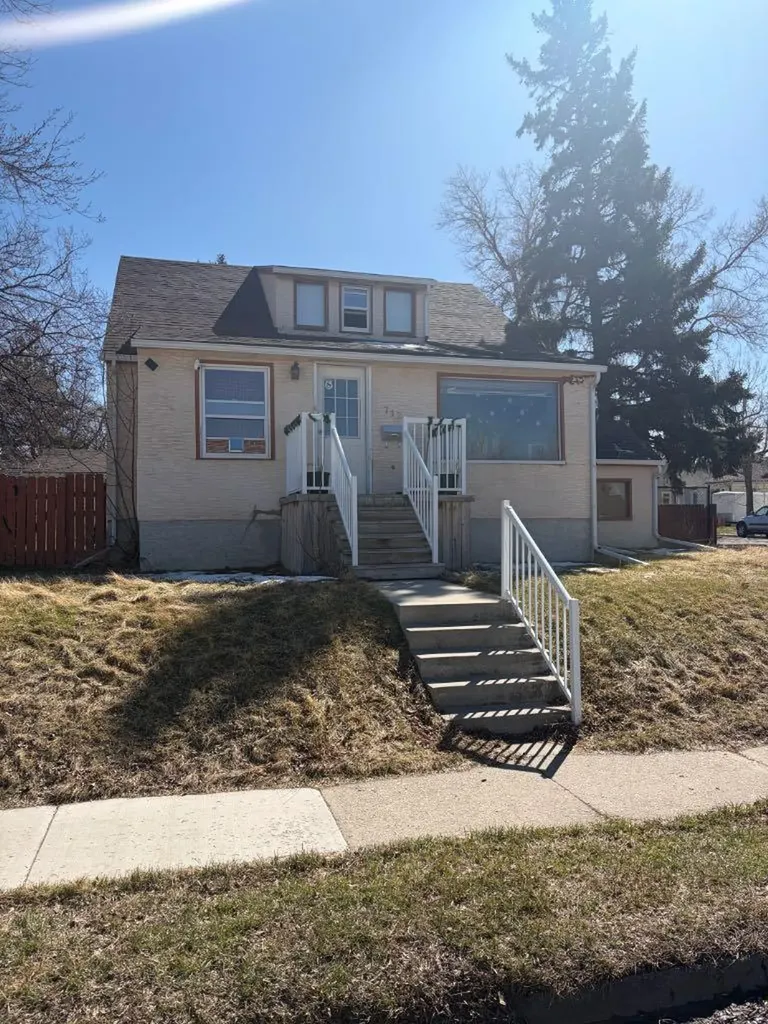 712 9 Avenue S Lethbridge AB T1J 1T5