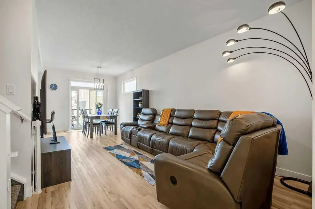 639 Kingsmere Way SE Airdrie AB T4A 0X7