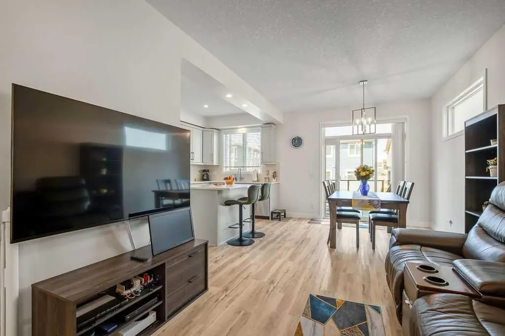 639 Kingsmere Way SE Airdrie AB T4A 0X7