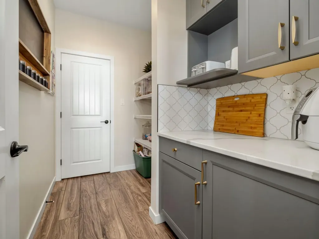 653 Aquitania Boulevard W Lethbridge AB T1J 5N4