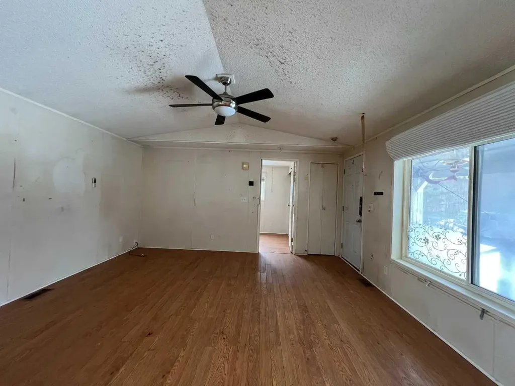 5010 49 Avenue Robb AB T7E 1X0