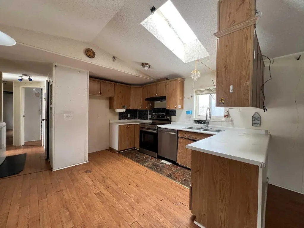 5010 49 Avenue Robb AB T7E 1X0