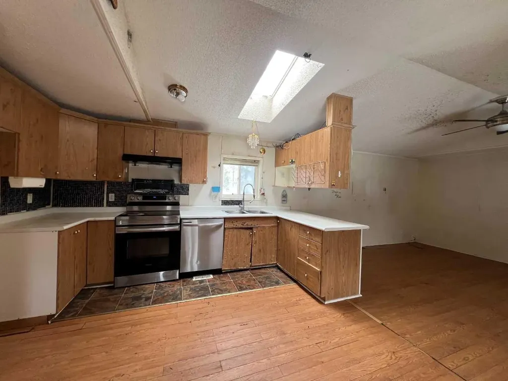 5010 49 Avenue Robb AB T7E 1X0